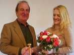 Jürgen Senge überreicht Pauline Halbe Blumen für ihre langjährige Arbeit als Ortssprecherin.
