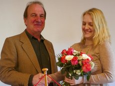 Jürgen Senge überreicht Pauline Halbe Blumen für ihre langjährige Arbeit als Ortssprecherin.