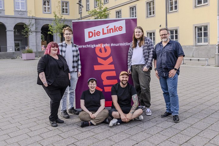  Die Linke stellt sich für den Stadtrat neu auf. Die ersten sechs Kandidierenden präsentieren sich mit dem Transparent Die Linke vor dem Rathaus in Witten.