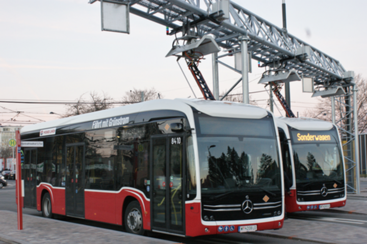 Das Bild zeigt Elektrobusse beim Laden in Wien
