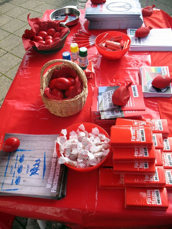Infostand und Ostereieraktion der LINKEN, hier in der Gevelsberger Fußgängerzone